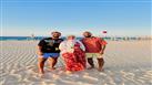 محمد صلاح وشقيقته وشقيقه من أمام أحد الشواطئ