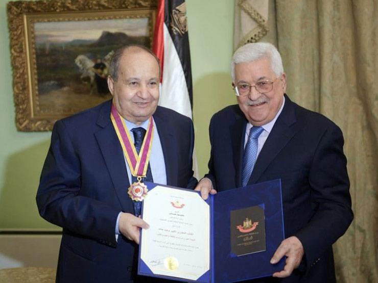 الرئيس الفلسطيني يكرم المؤلف وحيد حامد