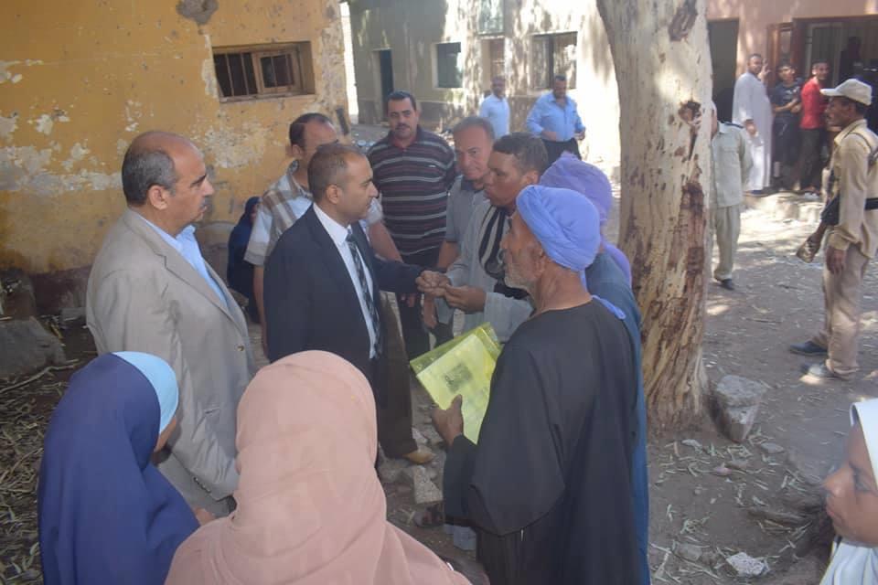 رئيس مركز أبوقرقاص المنيا يتابع الخدمات بقرية بني موسى (1)