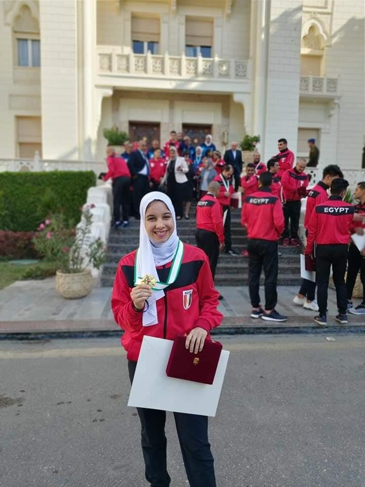 لاعبة الكاراتية ياسمين الجويلي بعد تكريمها وفي يدها وسام الرياضة 