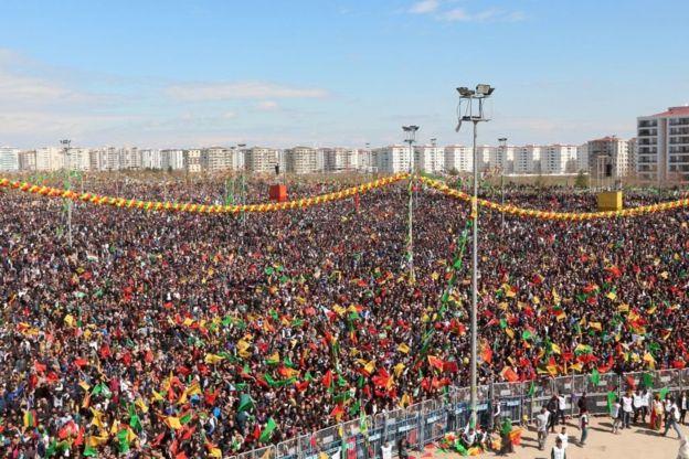 يصل عدد المحتفلين الذين يجتمعون في ديار بكر بتركيا إلى المليون في ساحة واحدة، عدا عن المدن الكبيرة الأخرى مثل اسطنبول