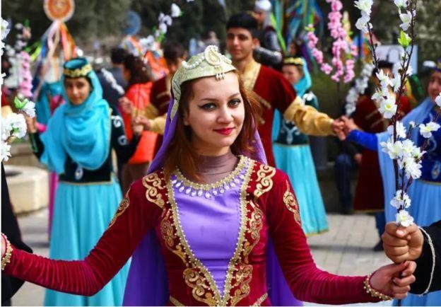 احتفالات نوروز في أذربيجان، حيث دبكات الشابات والشباب بأزيائهم التقليدية