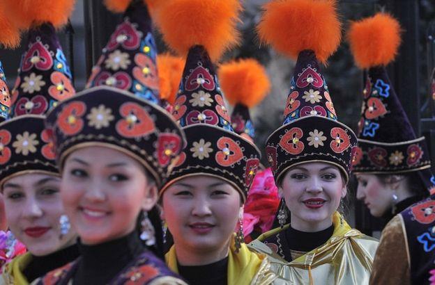 فتيات من قرغيزستان وهن يرتدين الأزياء التقليدية في نوروز، 21 مارسآذار 2017