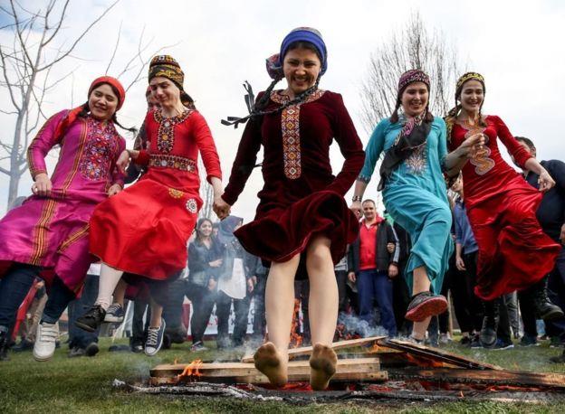 يحتفل بنوروز عدا عن الأكراد والفرس، شعوب أخرى مثل الآذريين