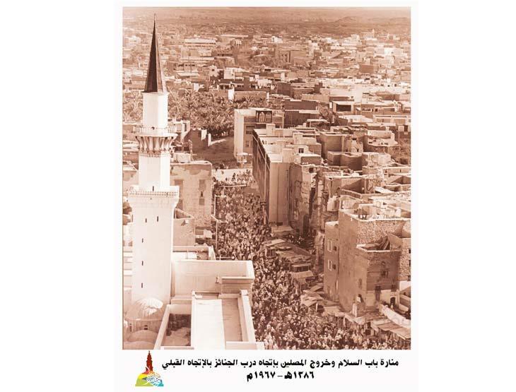 صورة أرشيفية للمدينة وقت خروج المصلين من المسجد النبوي