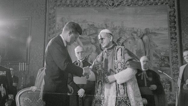 امتنع جون كينيدي، الرئيس الأمريكي السابق، عن تقبيل يد البابا بولس السادس مخافة التعرض لاتهامات بالتبعية لروما
