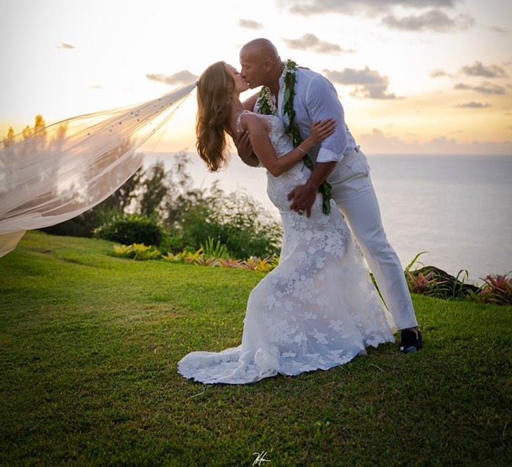بالصور حفل زفاف ذا روك على شواطئ هاواي مصراوى
