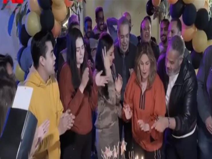 أسرة مسلسل دهب عيرة تحتفل بعيد ميلاد يسرا