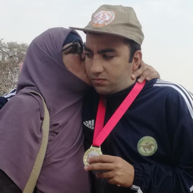 الأم المثالية بالإسكندرية مع ابنها المصاب بالتوحد