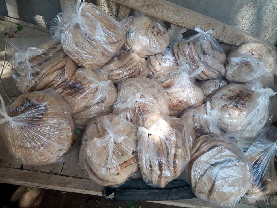 الخبز قبل توزيعه على الأسر المستفيدة