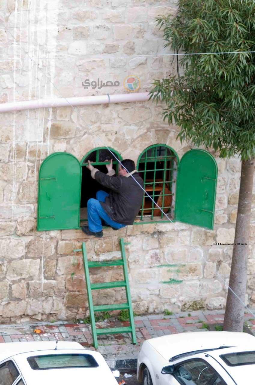 عائلة فلسطينية تضطر لدخول منزلها من الشباك بسبب الاحتلال