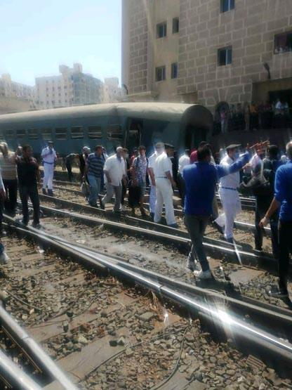 محافظ الإسكندرية يتفقد موقع حادث اصطدام جرار بقطار بمحطة مصر-صور (4)