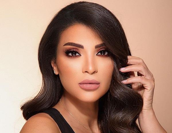 الفنانة دينا حايك