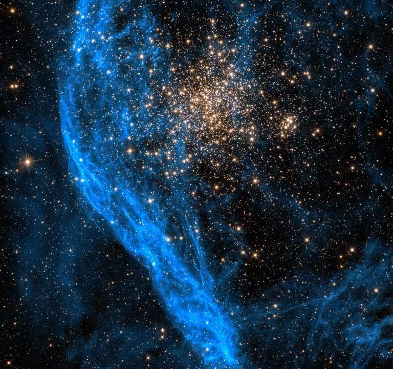 عنقود النجوم يبعد 160 ألف سنة ضوئية عن الأرض