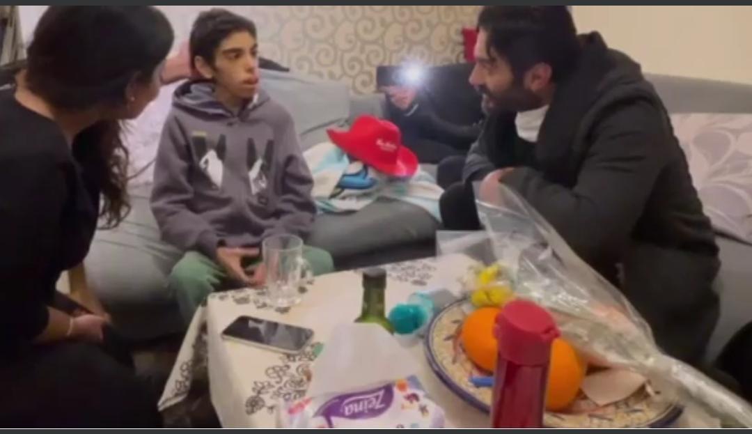تامر حسني والطفل مصطفى