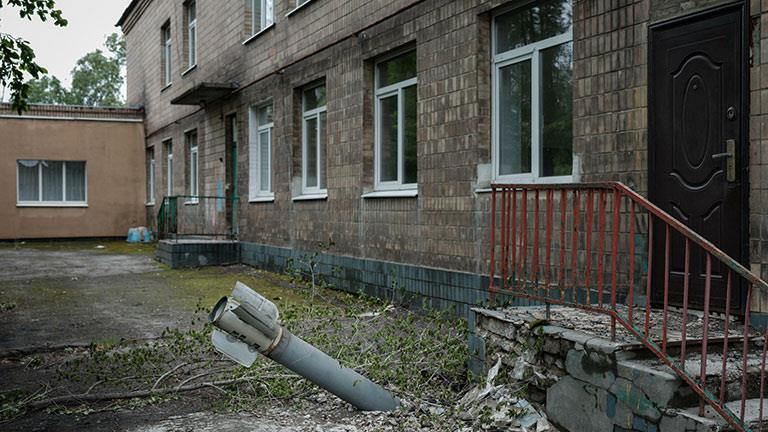 صاروخ غراد أصاب روضة أطفال في ليسيتشانسك في أوكرانيا ولم ينفجر ب