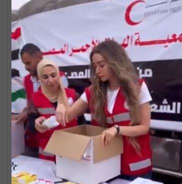 هنا الزاهد تتطوع في الهلال الأحمر من أجل غزة (4)