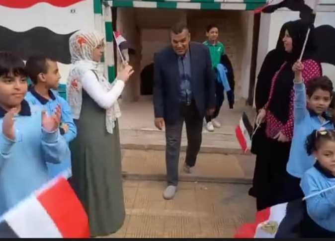 الطلاب ينظمون ممرا شرفيا لمدير مدرسة