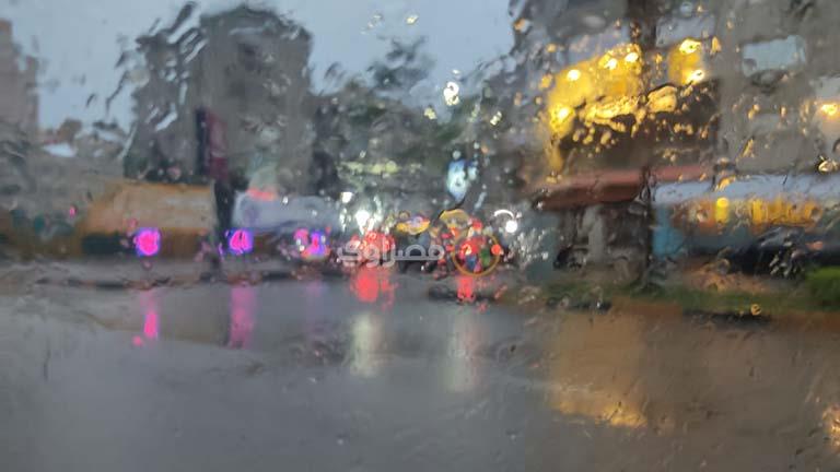 سقوط الأمطار في عدة مناطق بمحافظة الجيزة