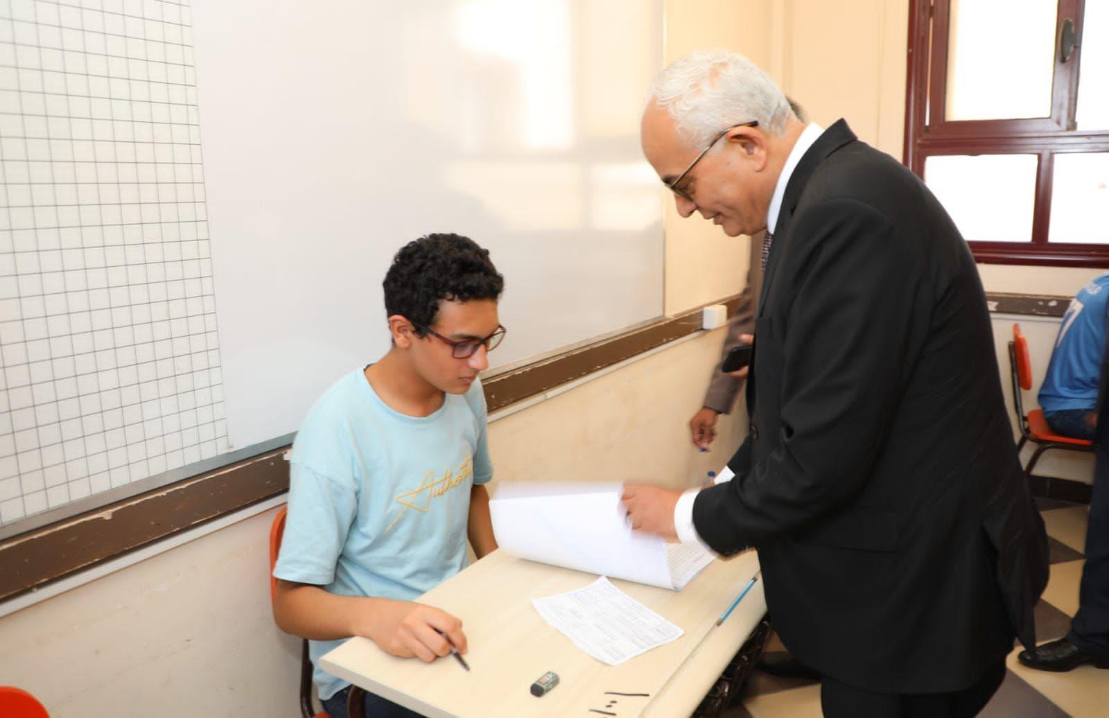 الدكتور رضا حجازي يتفقد امتحانات الثانوية العامة بالإسكندرية