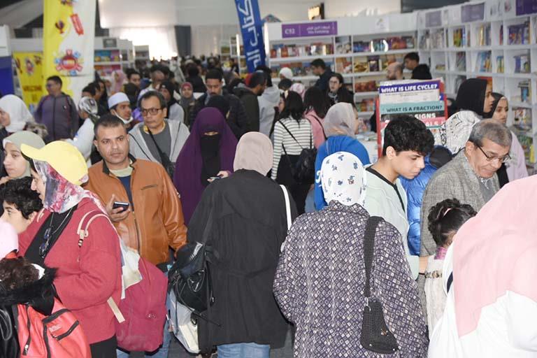 معرِض القاهرة للكتاب يتخطى المليون زائر بعد ثلاثة أيام من افتتاحه  (2)