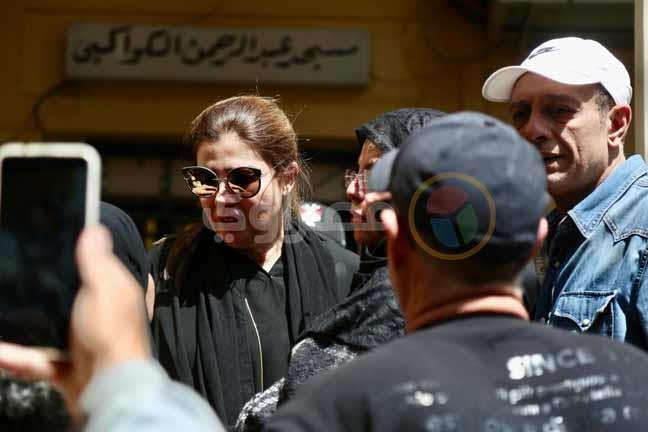 بكاء رانيا فريد شوقي في جنازة والدتها