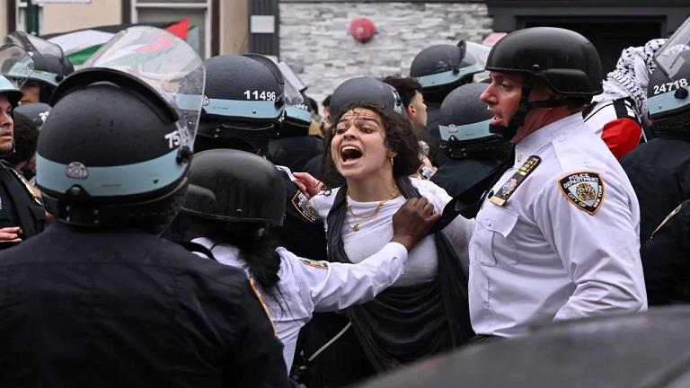الشرطة الأمريكية تستخدم العنف ضد المتظاهرين