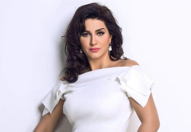 الفنانة وفاء عامر