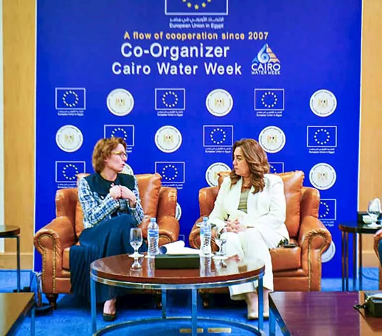 الدكتورة منال عوض وجيسيكا روزويل