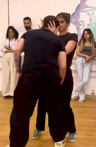 فيديو لابنة عمرو دياب مع مدرب رقصها بأحدث ظهور_7