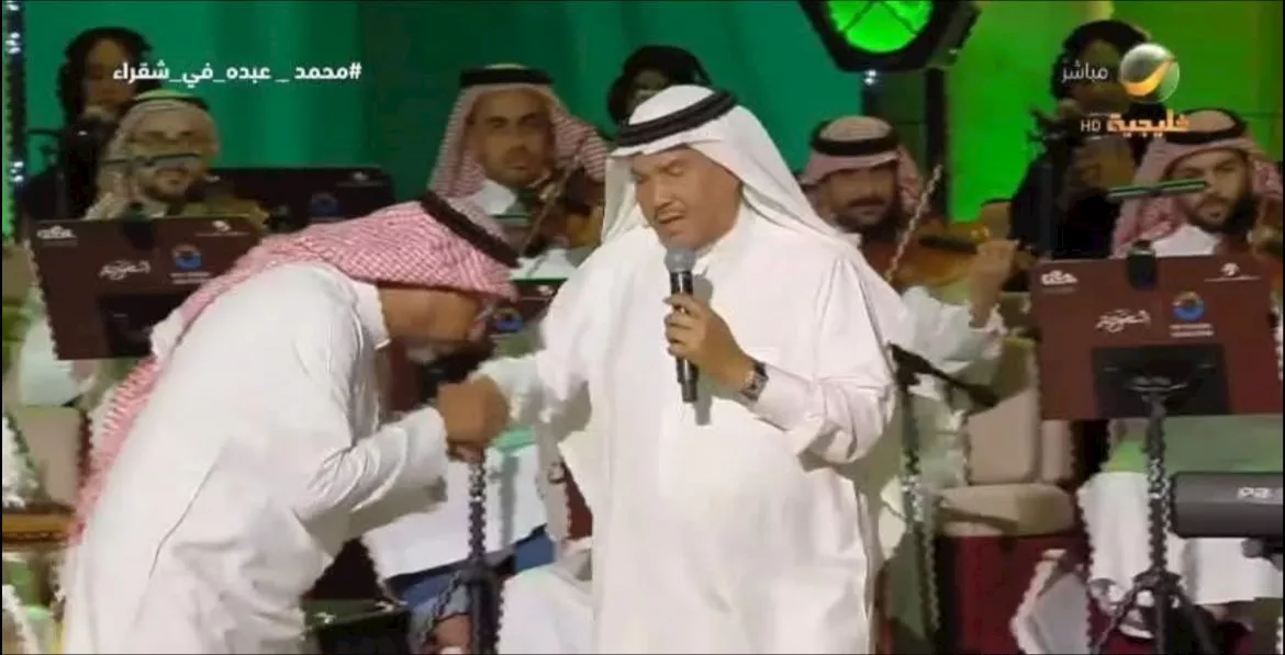 هاني يقبل يد محمد عبده