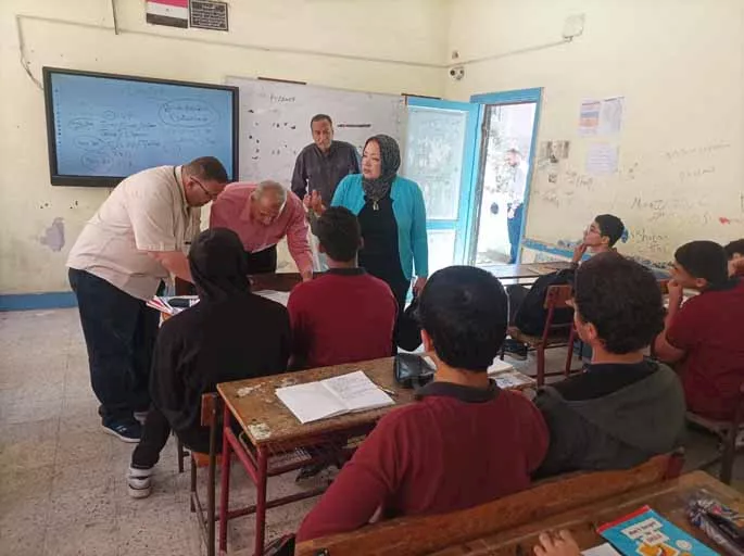 وكيل تعليم القاهرة تتفقد مدارس إدارة الوايلى لمتابعة سير العملية التعليمية (1)