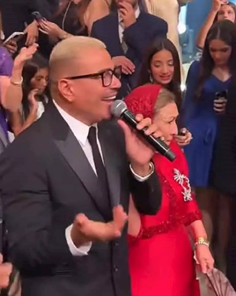 عمرو دياب يغني بالفرح