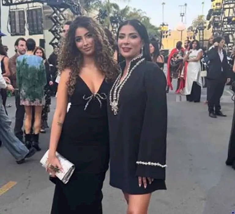 منى زكي وابنتها لي لي تخطفان الأنظار في فعالية نظمتها مجلة Vogue بأمريكا