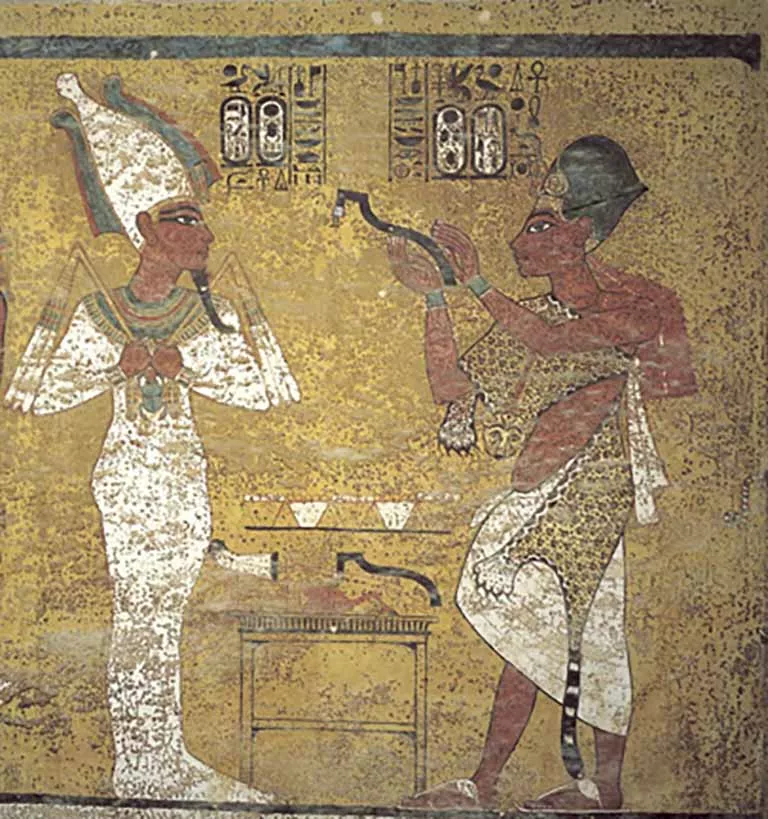 الملك آى يقوم بطقسة فتح الفم للملك توت عنخ آمون