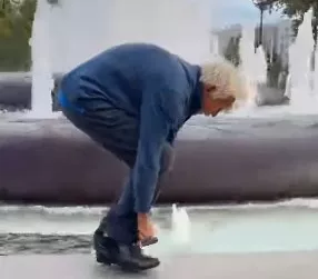 رجل يدخل موسوعة جينيس بأصغر دراجة في العالم