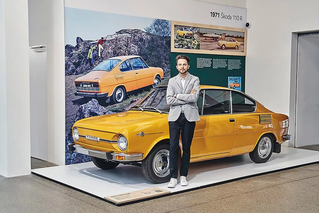 المصمم ريتشارد شفيك بجانب سكودا 110R الكلاسيكية