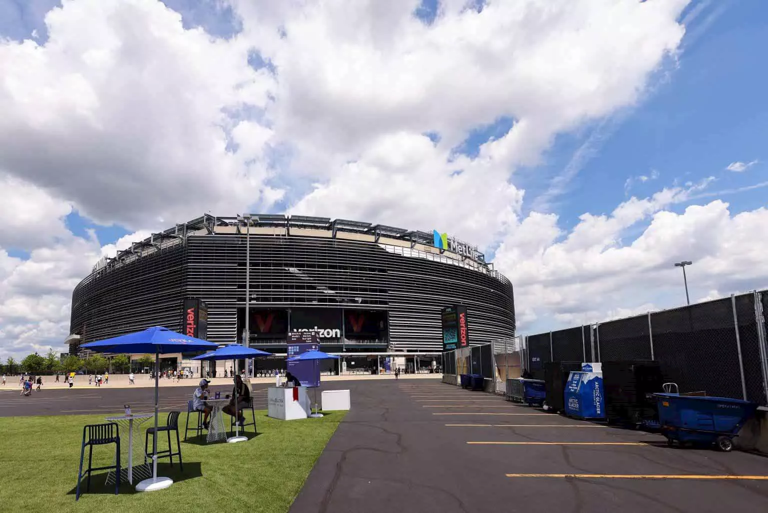 مواقف السيارات خارج ملعب ميتلايف