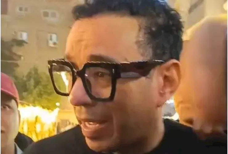 بالصور.. انهيار محمود الليثي في عزاء إسماعيل الليثي