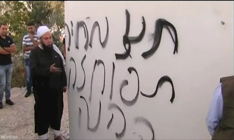  مستوطنون يحرقون مسجدًا في الضفة