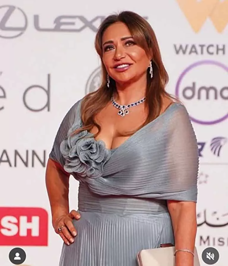 إطلالة ليلى علوي باللون الرمادي الفاتح