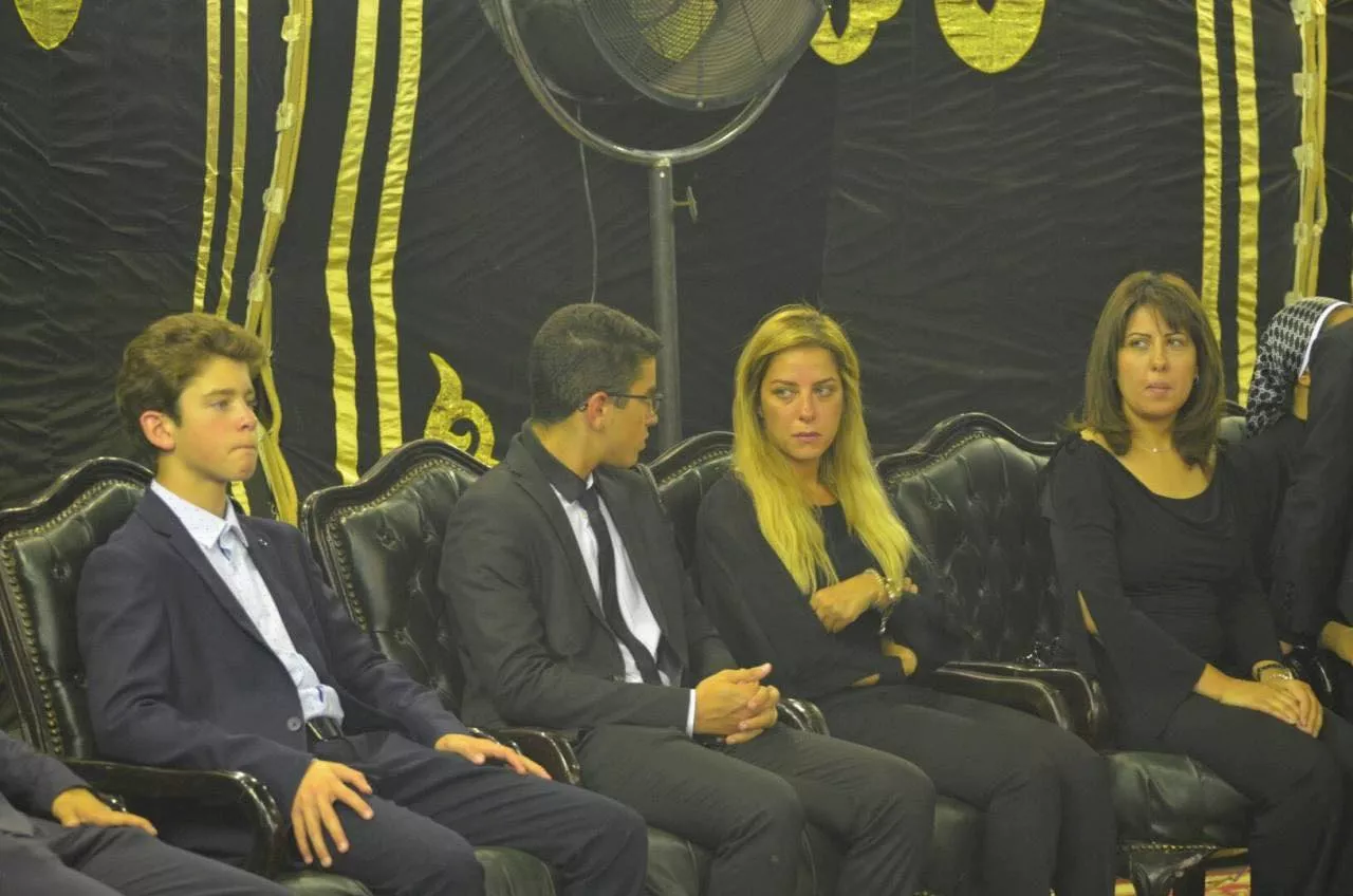 ريم مصطفى وابنائها في عزاء والدها