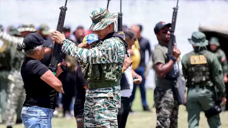 مدنيون فنزويليون يتدربون على استخدام الأسلحة 