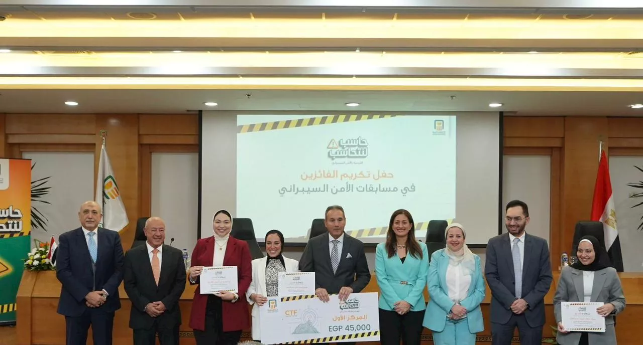 الإتربي يكرم الفائزين من العاملين بالبنك الأهلي