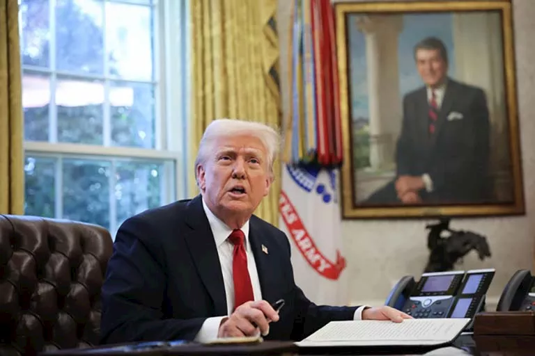 صورة 1 - ترامب يوقع أمرا تنفيذيا لتصنيف بعض فروع الإخوان إرهابية_2