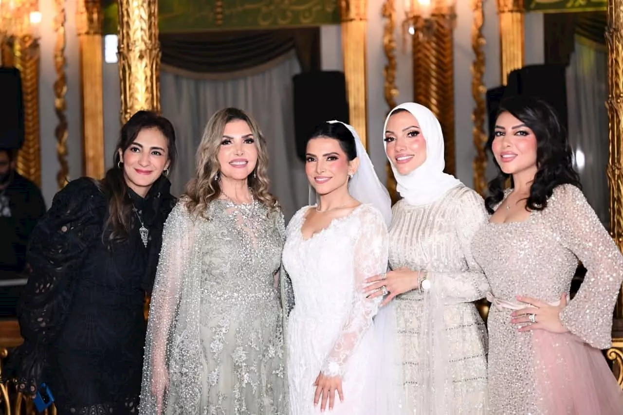 نادية مصطفى وابنتها في حفل زفافها مع الصديقات