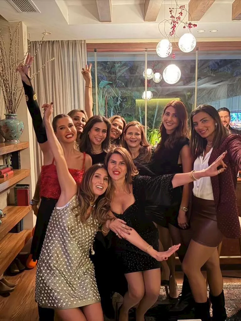 هنا شيحة وصديقاتها