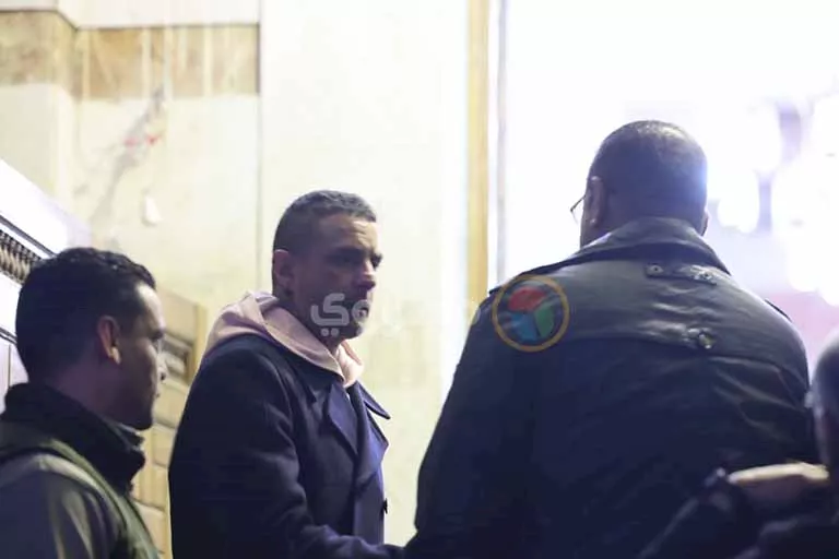 أحمد الفيشاوي في عزاء والدته الراحلة سمية الألفي