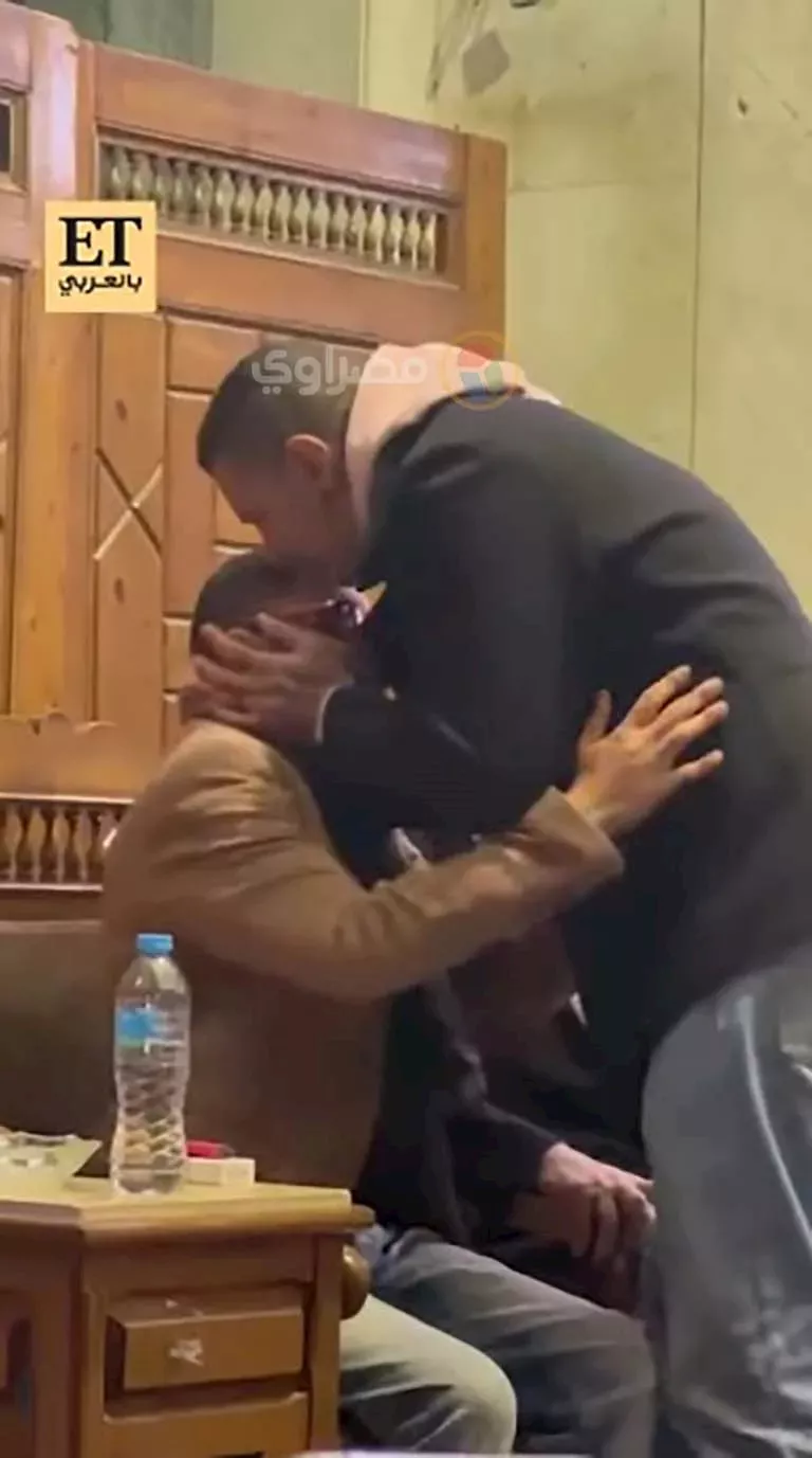 أحمد الفيشاوي يواسي شقيقه عمر