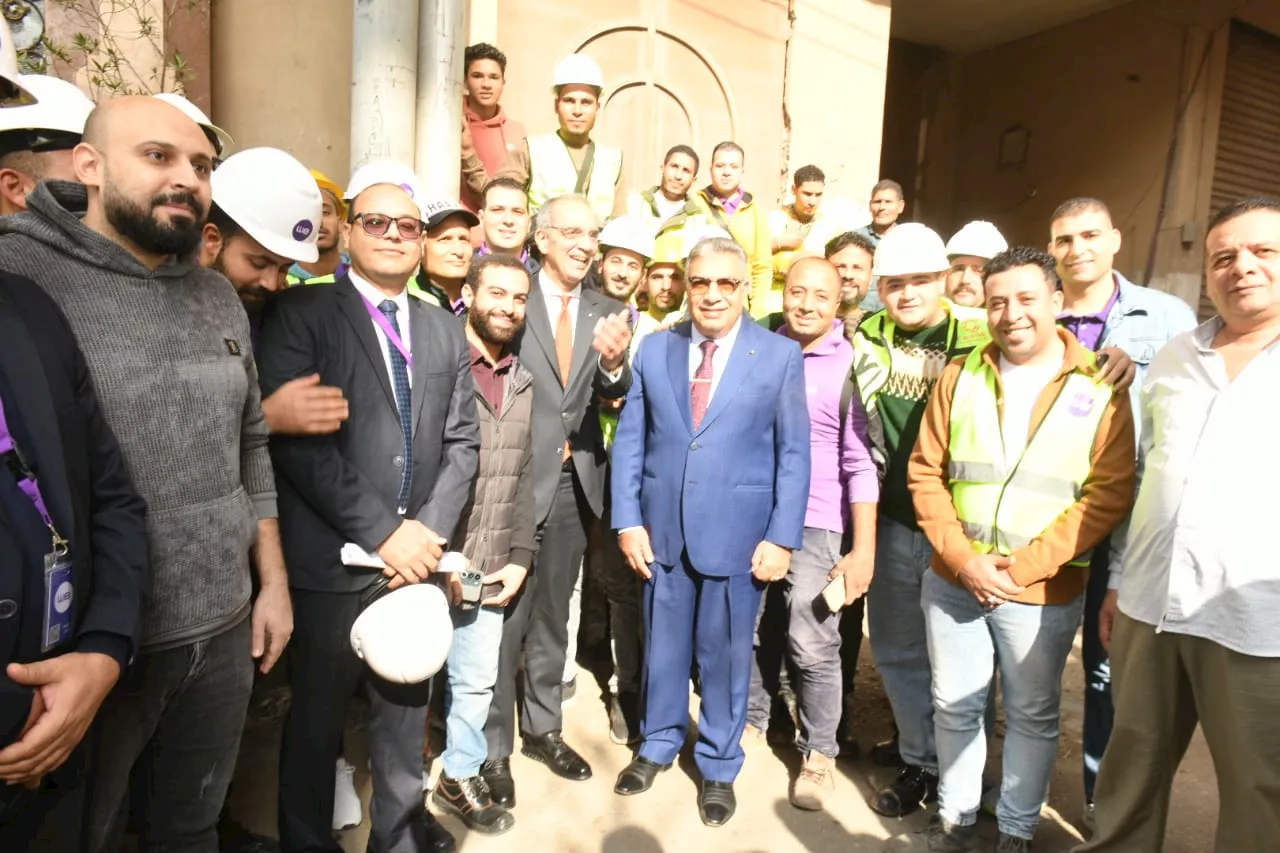 وزير الاتصالات ومحافظ الدقهلية يتفقدا اعمال تنفيذ اعمال مشروع الفايبر المعلق بمدينة المنصورة (3)